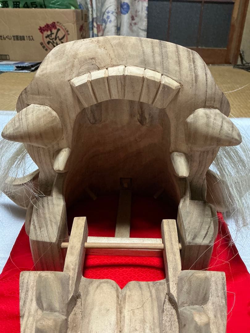 獅子木製置物／楠製【座布団付き　縁起物　インテリア置物】。