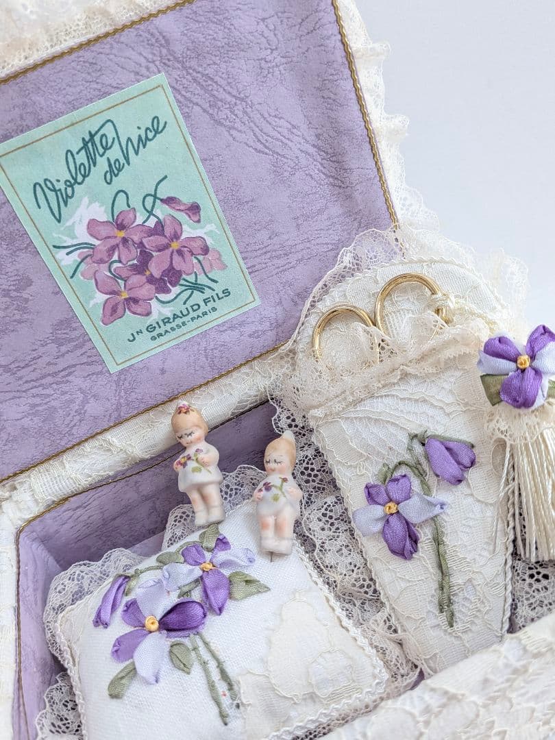 ★ちびくま工房　小さな女の子ビスクとスミレのソーイングbox　リボン刺繍