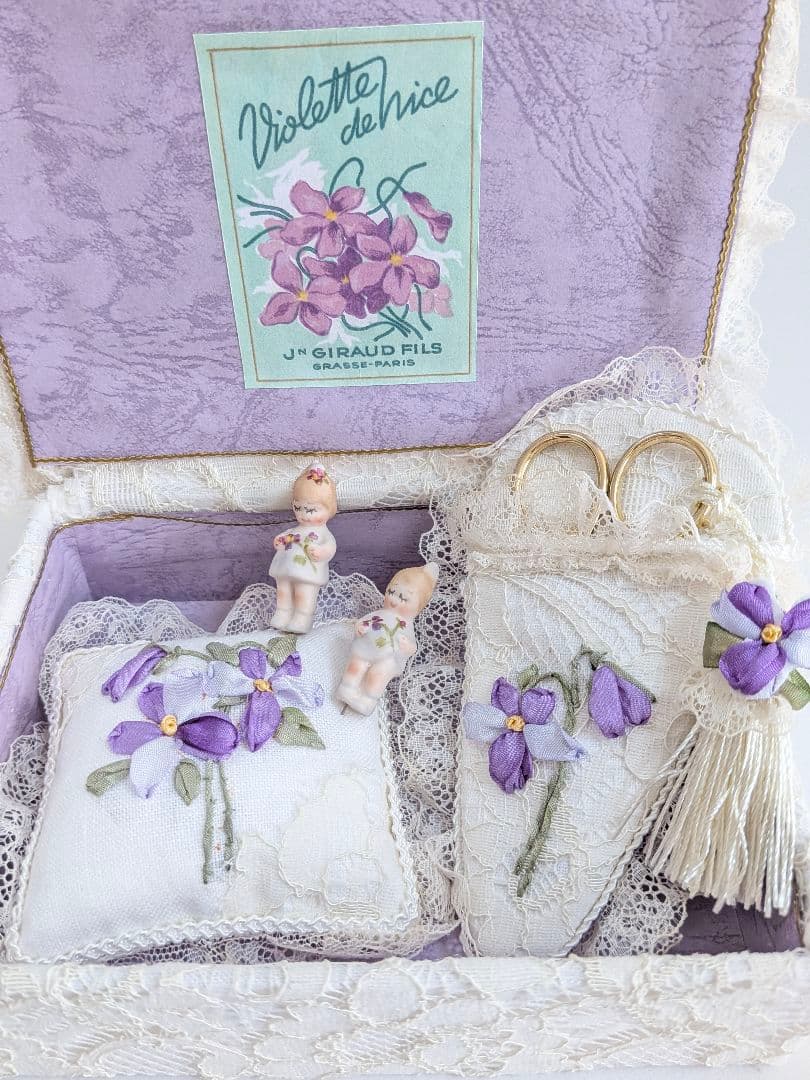 ★ちびくま工房　小さな女の子ビスクとスミレのソーイングbox　リボン刺繍