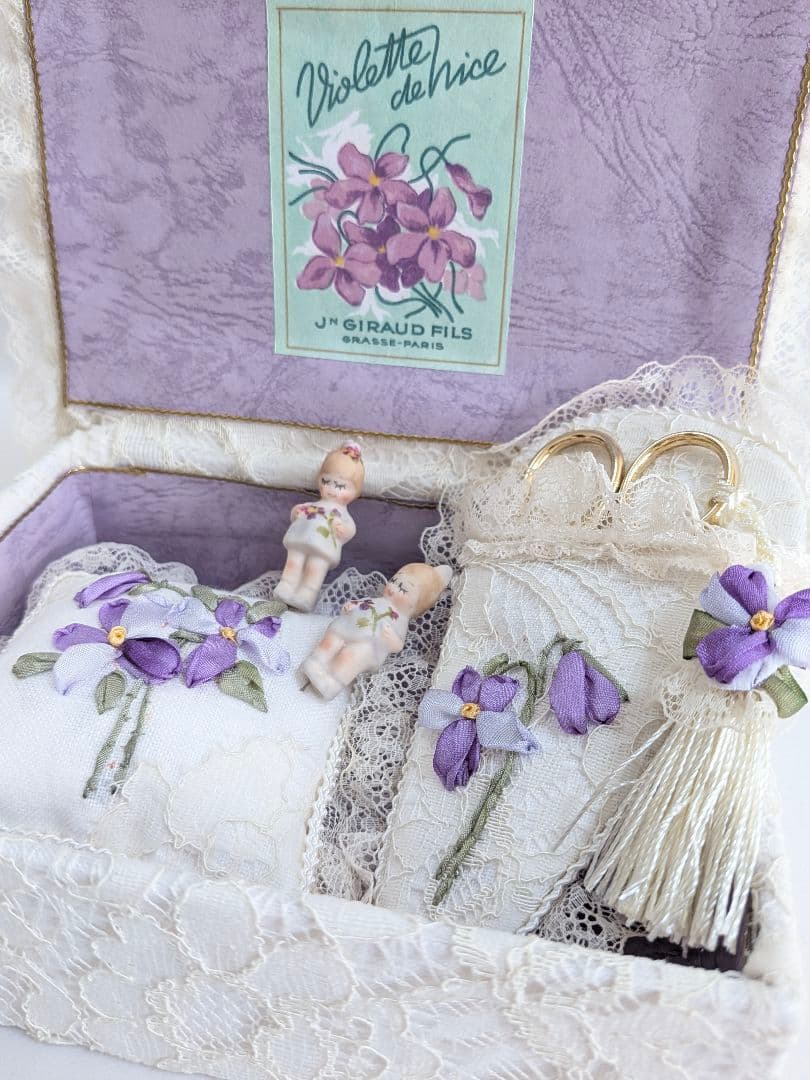 ★ちびくま工房　小さな女の子ビスクとスミレのソーイングbox　リボン刺繍