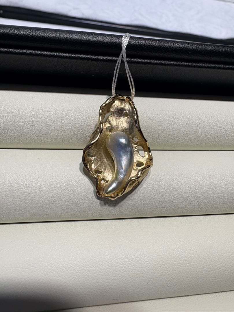 白蝶ケシ真珠と金属製の葉っぱ形ペンダント　トップ　シルバー