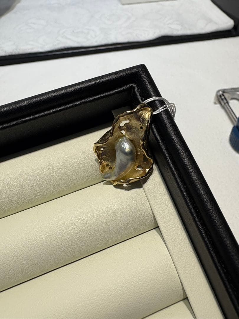 白蝶ケシ真珠と金属製の葉っぱ形ペンダント　トップ　シルバー