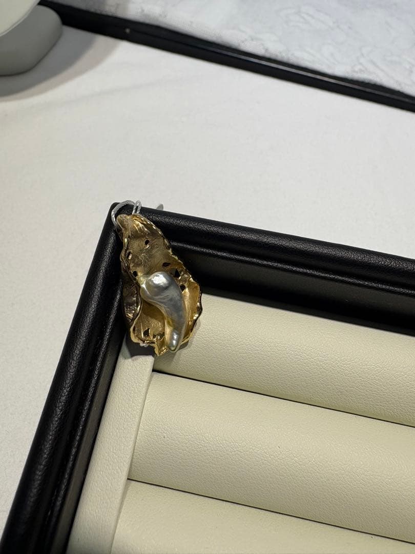 白蝶ケシ真珠と金属製の葉っぱ形ペンダント　トップ　シルバー