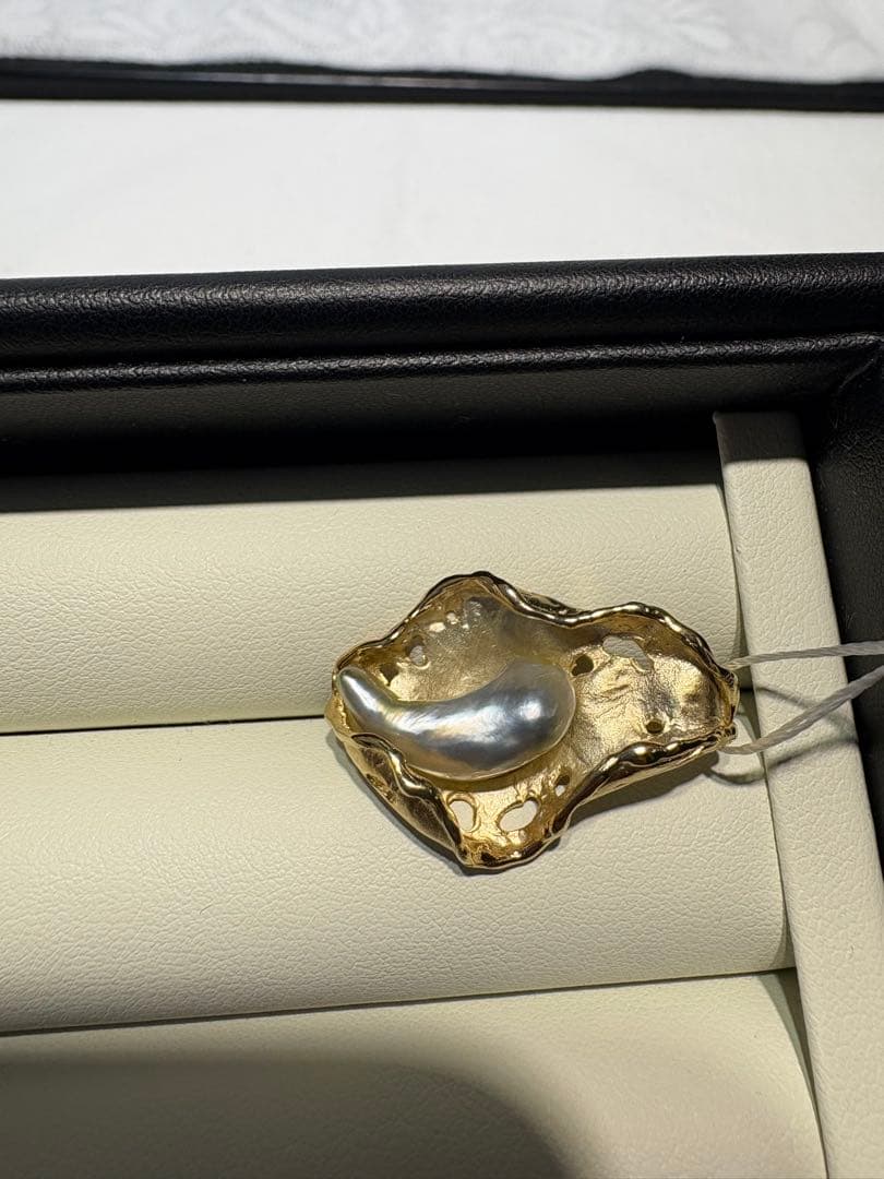 白蝶ケシ真珠と金属製の葉っぱ形ペンダント　トップ　シルバー