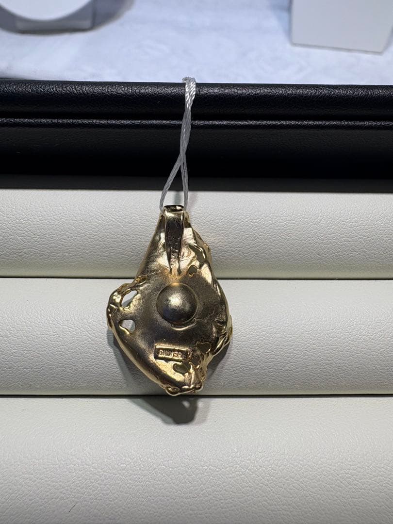 白蝶ケシ真珠と金属製の葉っぱ形ペンダント　トップ　シルバー