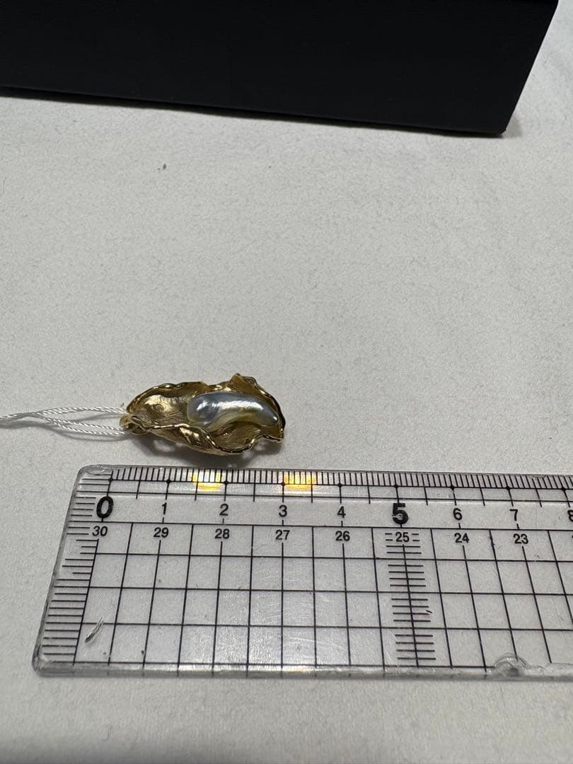 白蝶ケシ真珠と金属製の葉っぱ形ペンダント　トップ　シルバー