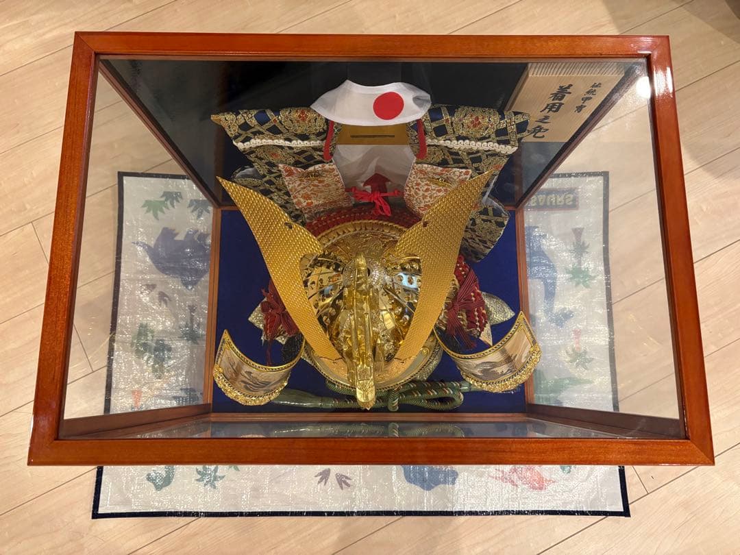 五月人形 伝統的な武士の兜 ガラスケース付き