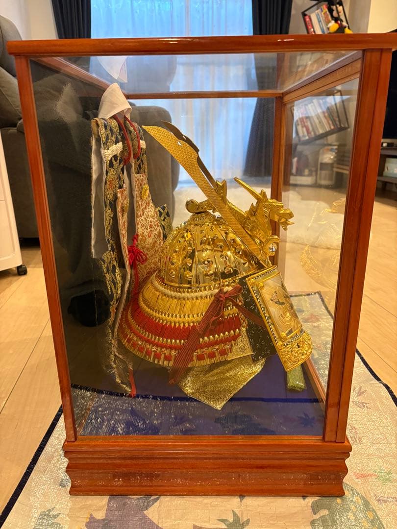 五月人形 伝統的な武士の兜 ガラスケース付き