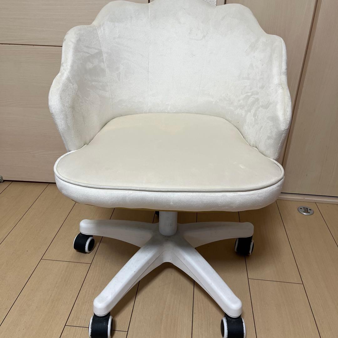 ホワイト貝殻型チェア