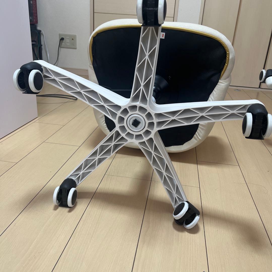 ホワイト貝殻型チェア