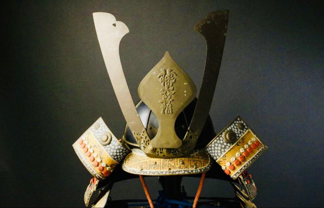 鉄地 上杉笹紋 緋縅鎧一式 八間筋兜 八幡大菩薩前立 鎧櫃 鎧兜 甲冑