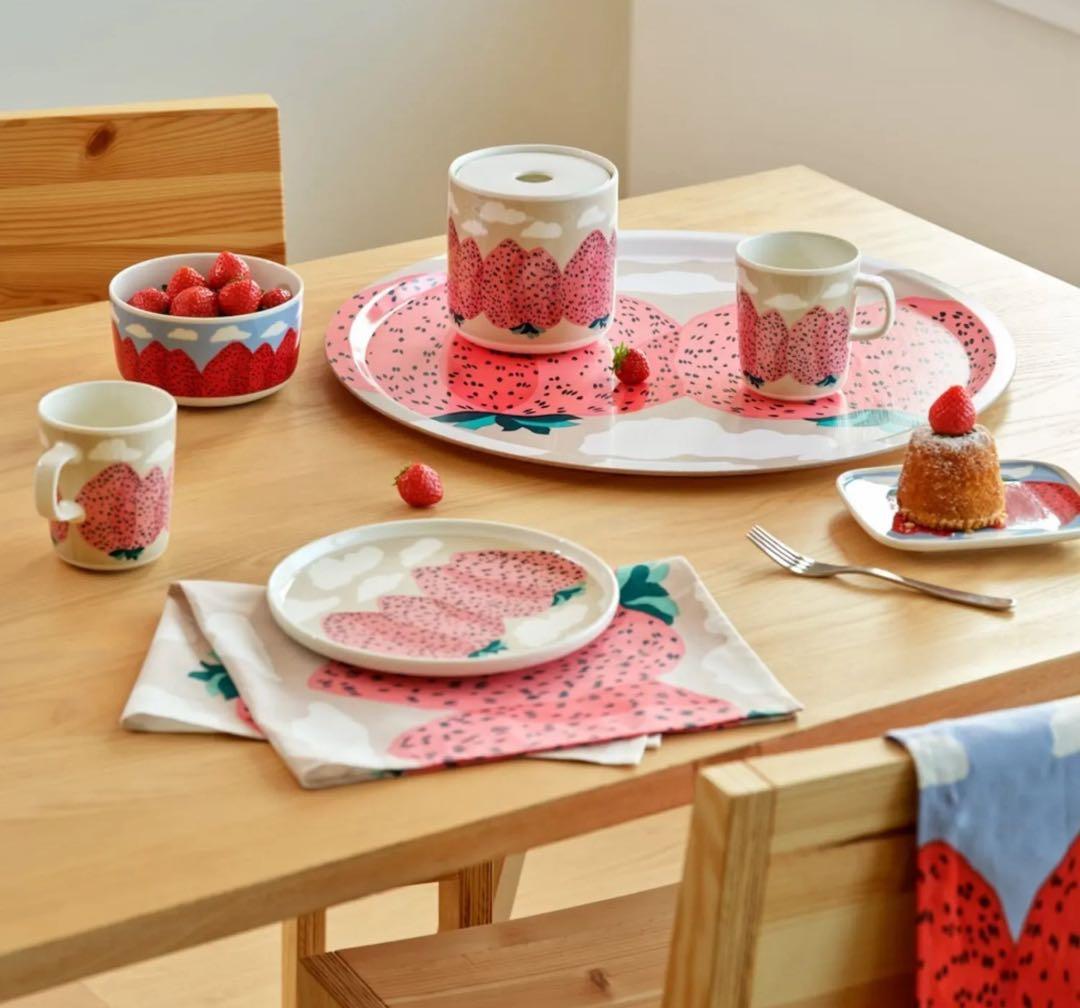 ♡2025 マリメッコ　マンシッカヴォレット プレート　マグカップ　いちご山　皿