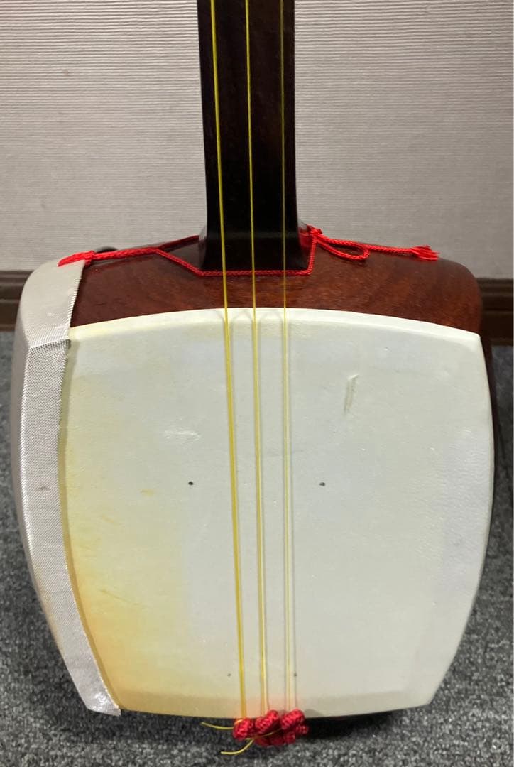 三味線です。表、裏革に破れ無く弾けます。即購入OKです。