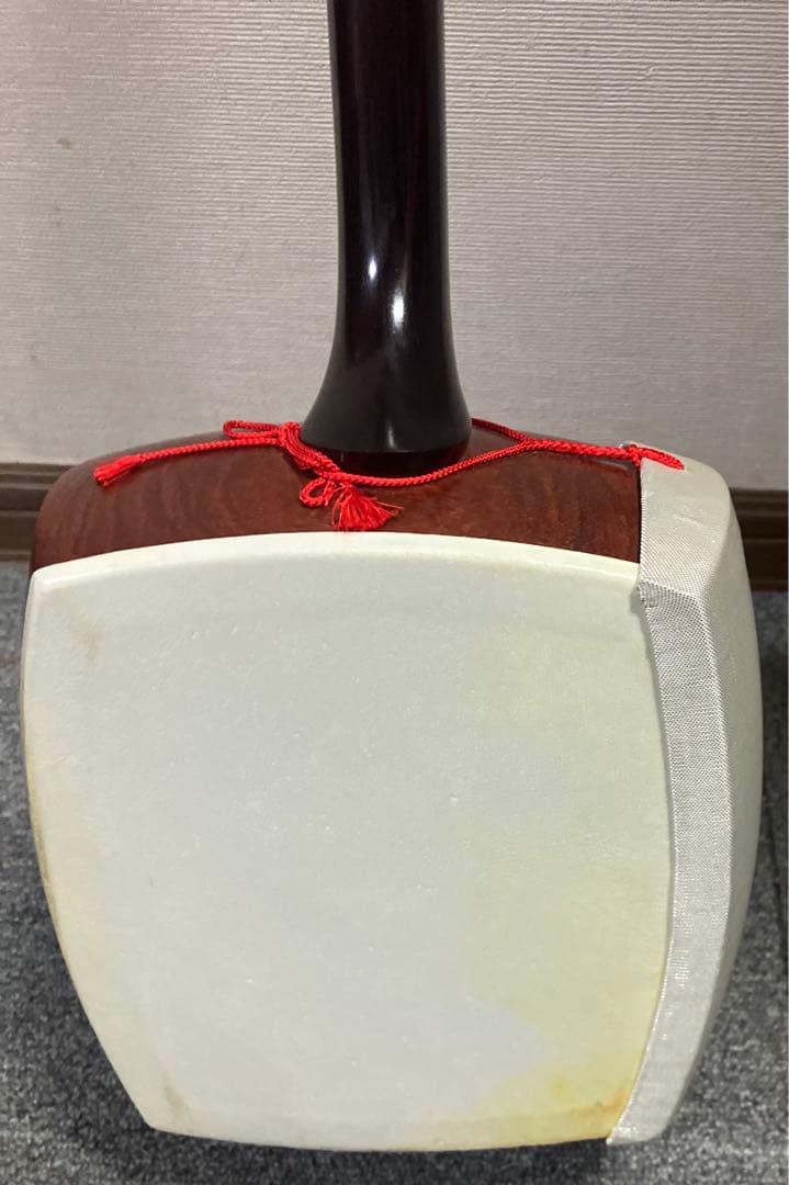 三味線です。表、裏革に破れ無く弾けます。即購入OKです。