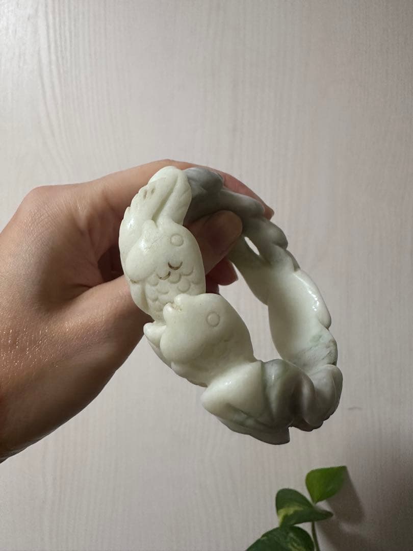 魚戯蓮葉間　原石バングル　シャー太翠原石バングル