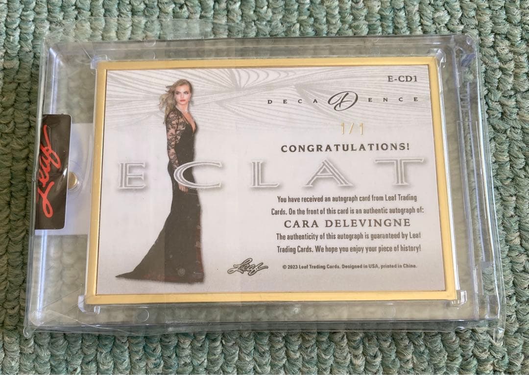 カーラ・デルヴィーニュ 直筆サイン入りカード 1/1 - メルカリ