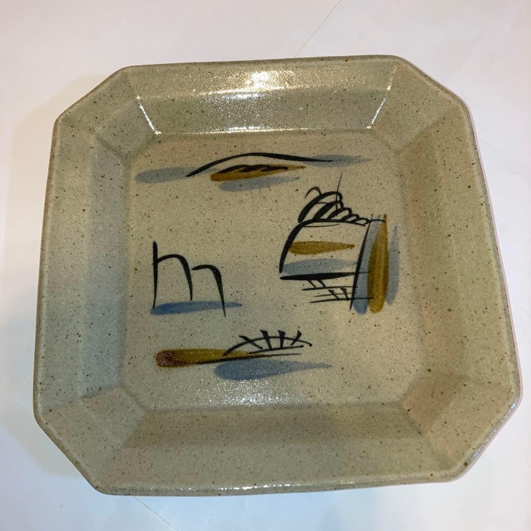 ベージュの八角形陶器皿