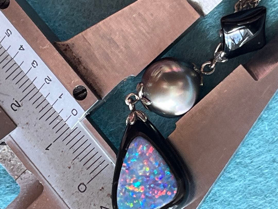 天然石オニキス・タヒチ産本黒真珠・オニキス縁取りオパールペンダント