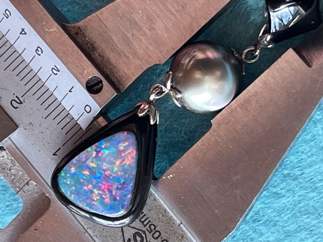 天然石オニキス・タヒチ産本黒真珠・オニキス縁取りオパールペンダント