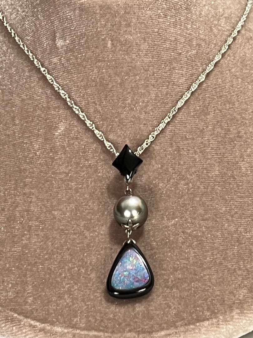 天然石オニキス・タヒチ産本黒真珠・オニキス縁取りオパールペンダント