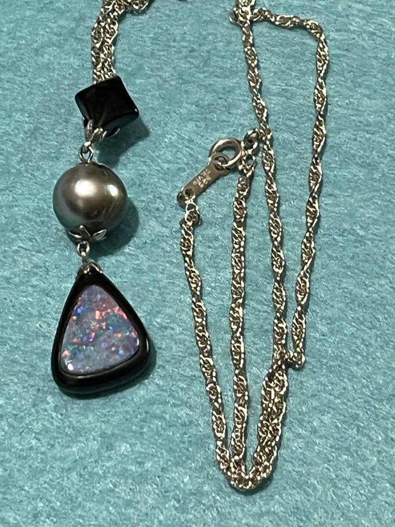 天然石オニキス・タヒチ産本黒真珠・オニキス縁取りオパールペンダント