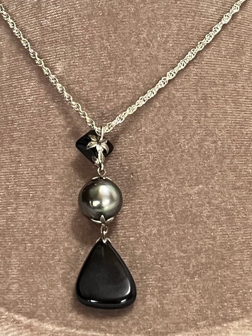 天然石オニキス・タヒチ産本黒真珠・オニキス縁取りオパールペンダント