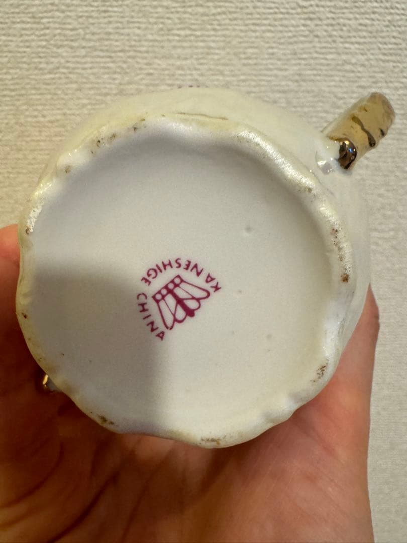 ヤンセイチュウ 陶磁器 置物 白・紫・金