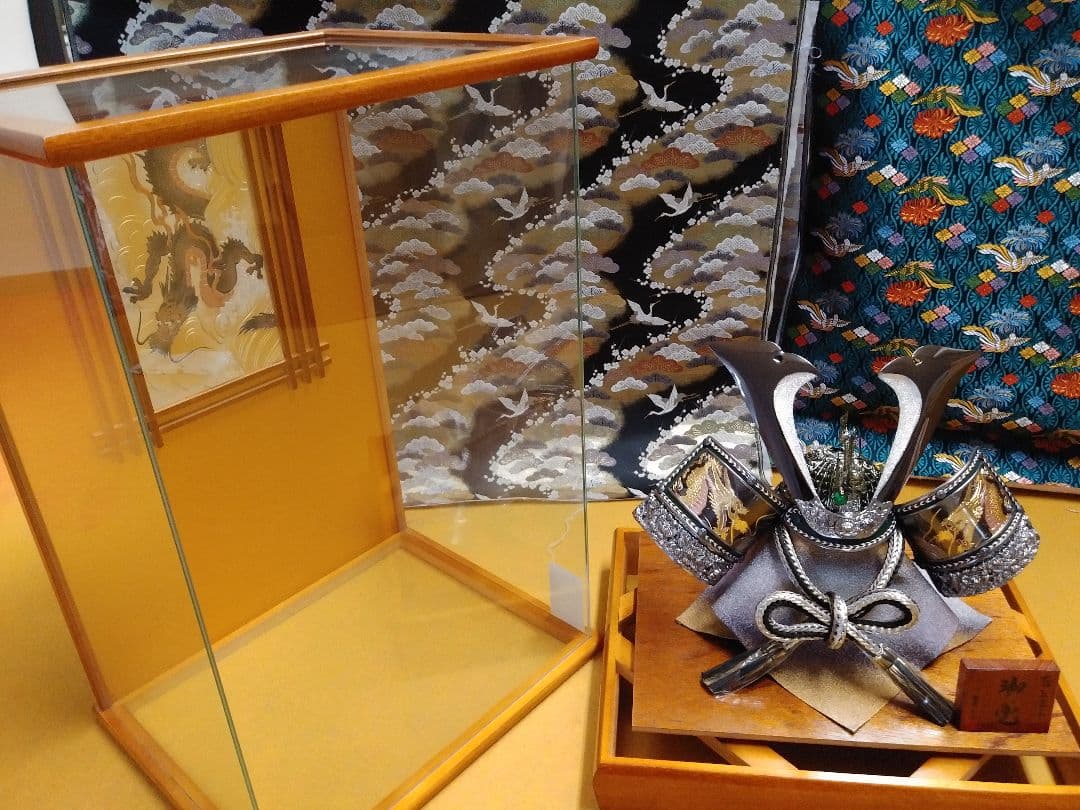 ［コロナ応援特価！］兜飾りガラスケース入り