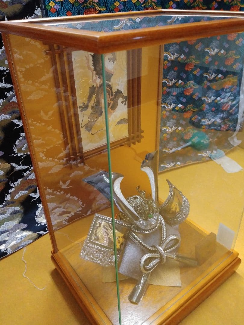 ［コロナ応援特価！］兜飾りガラスケース入り