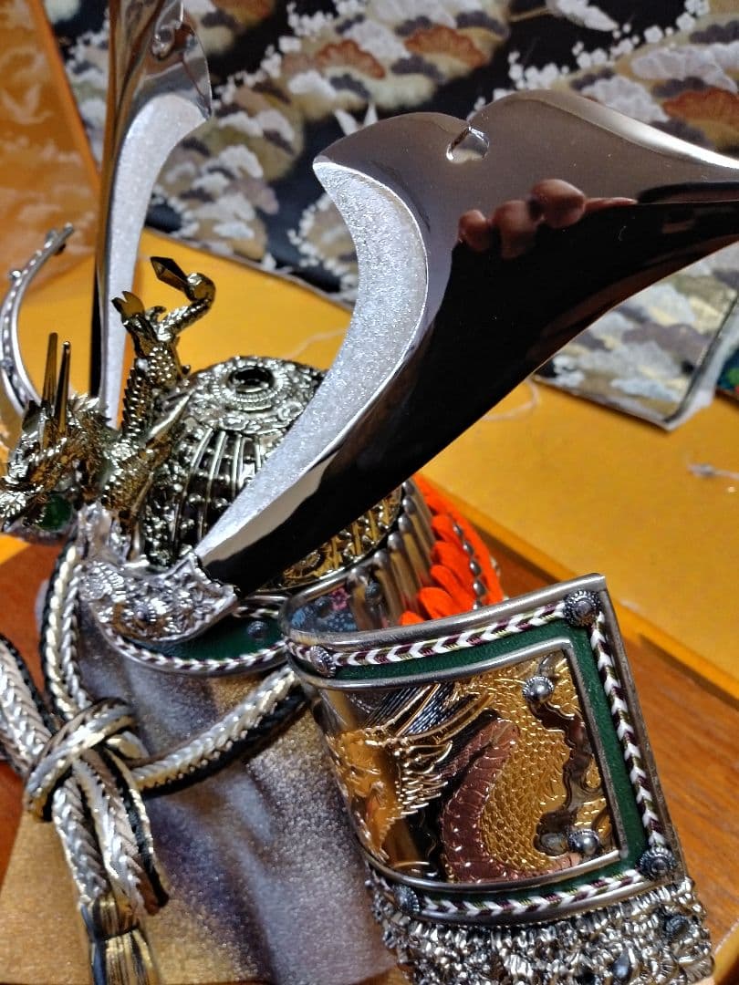 ［コロナ応援特価！］兜飾りガラスケース入り