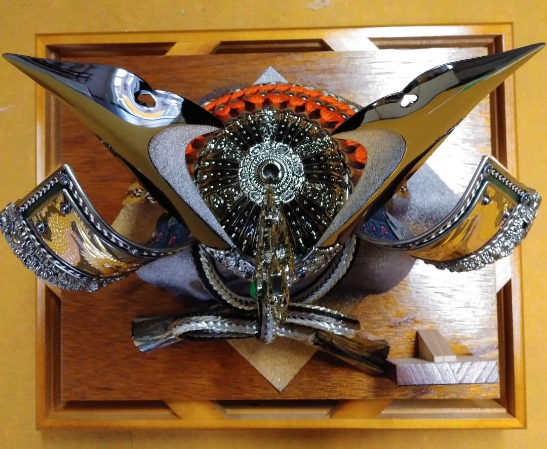 ［コロナ応援特価！］兜飾りガラスケース入り