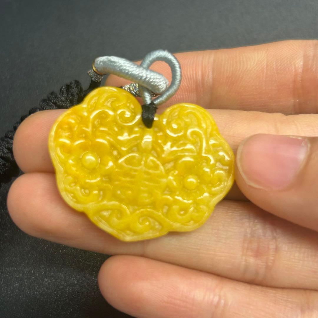 本翡翠ペンダント　キンモクセイ色　鎖模様　可愛い