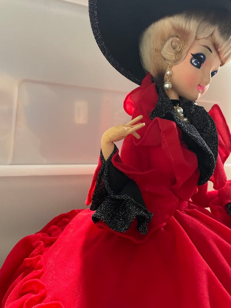 昭和レトロな赤いフリルドレスのフランス人形 - メルカリ