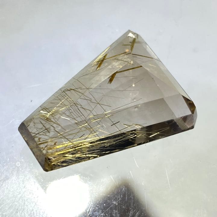 （RR2）高品質ルチルクォーツ テーパーバケットカットルース 大粒