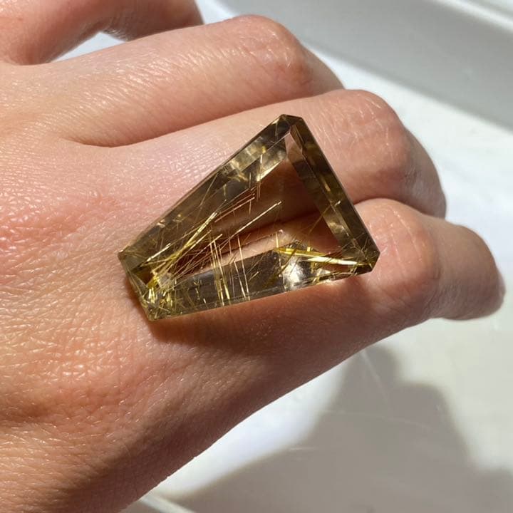 （RR2）高品質ルチルクォーツ テーパーバケットカットルース 大粒