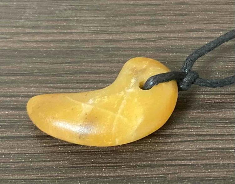 勾玉作家「翡翠屋伝次郎」作 ― 希少なオレンジ勾玉 ―！