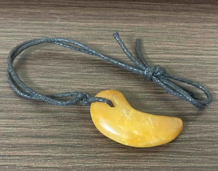 勾玉作家「翡翠屋伝次郎」作 ― 希少なオレンジ勾玉 ―！