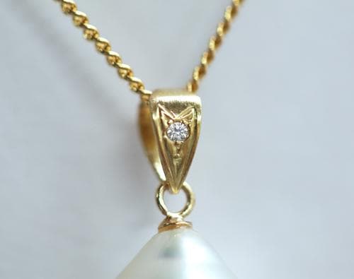 K18南洋真珠（10.2mm）ドロップシェープペンダント（ダイヤ入り）2405