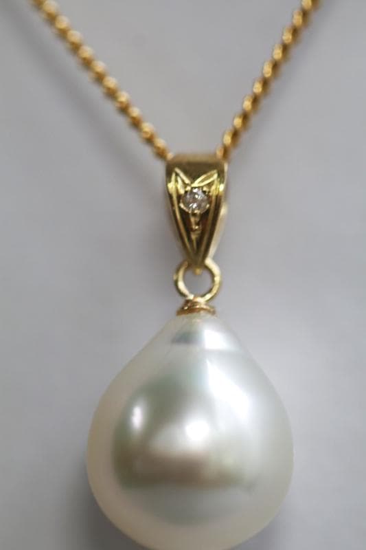 K18南洋真珠（10.2mm）ドロップシェープペンダント（ダイヤ入り）2405