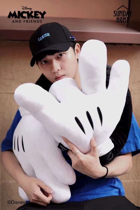 ミッキーマウス　お手手　ディズニー　クッション　海外限定　ライフスタイル　雑貨