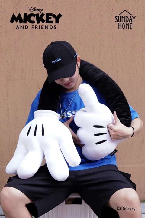 ミッキーマウス　お手手　ディズニー　クッション　海外限定　ライフスタイル　雑貨