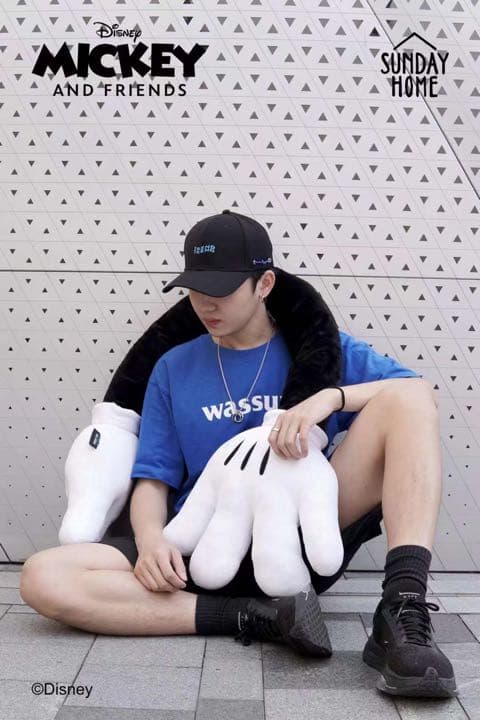 ミッキーマウス　お手手　ディズニー　クッション　海外限定　ライフスタイル　雑貨