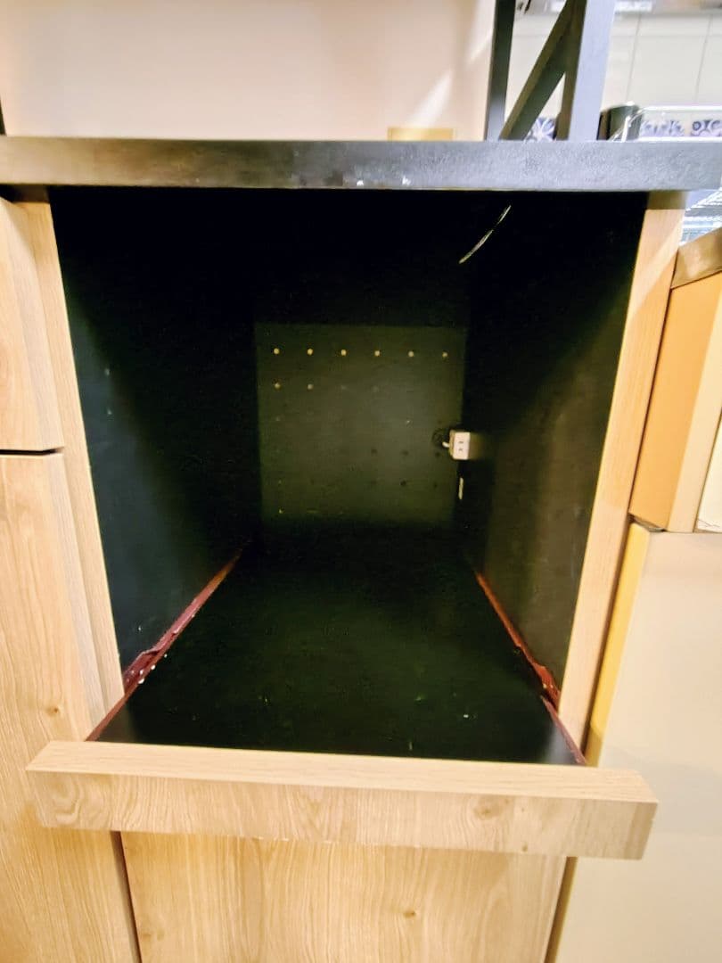 ナチュラルウッドとブラックのレンジボード