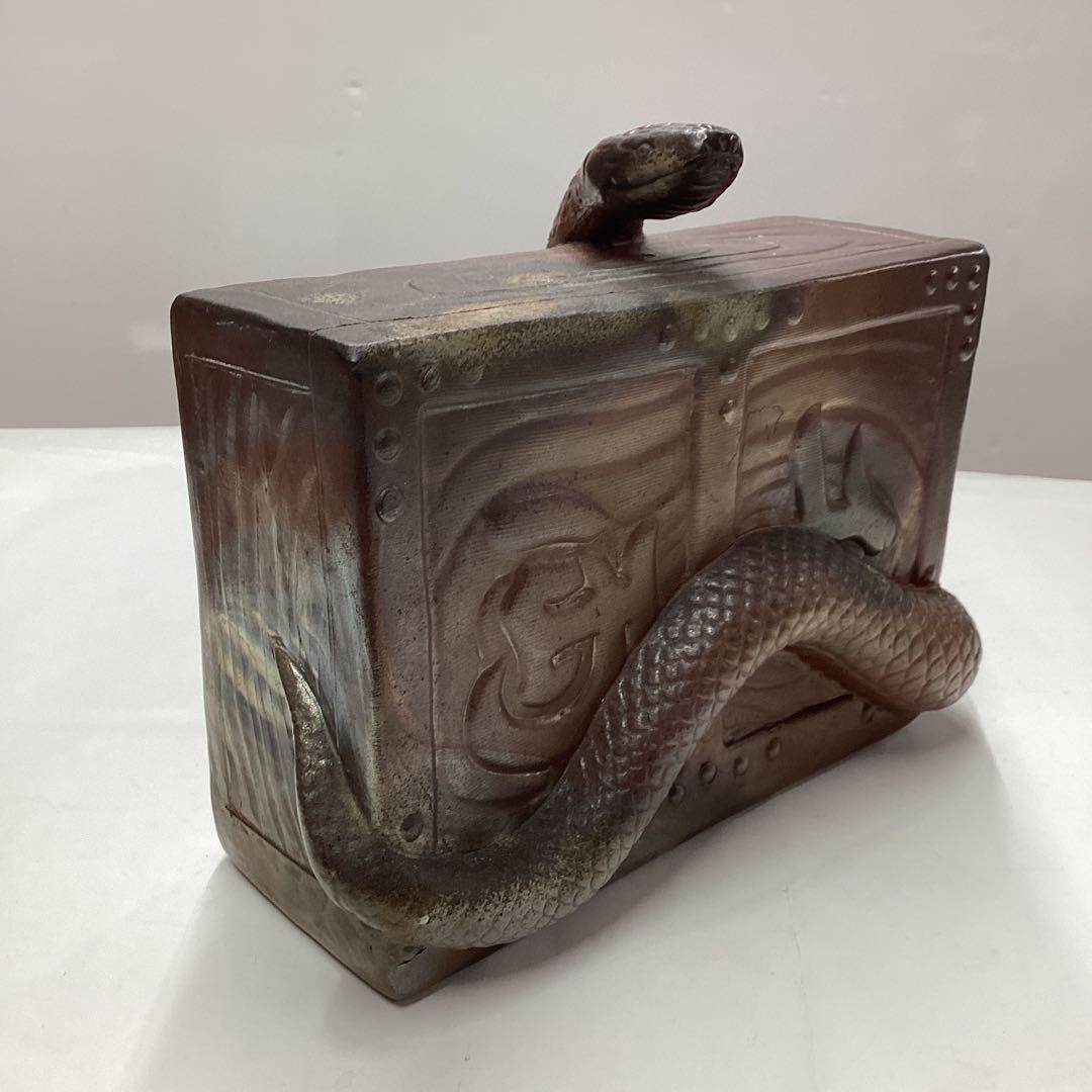 備前焼　千両箱に巻きついたヘビ　置き物　　［匿名便］