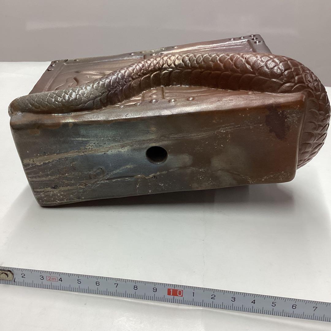 備前焼　千両箱に巻きついたヘビ　置き物　　［匿名便］