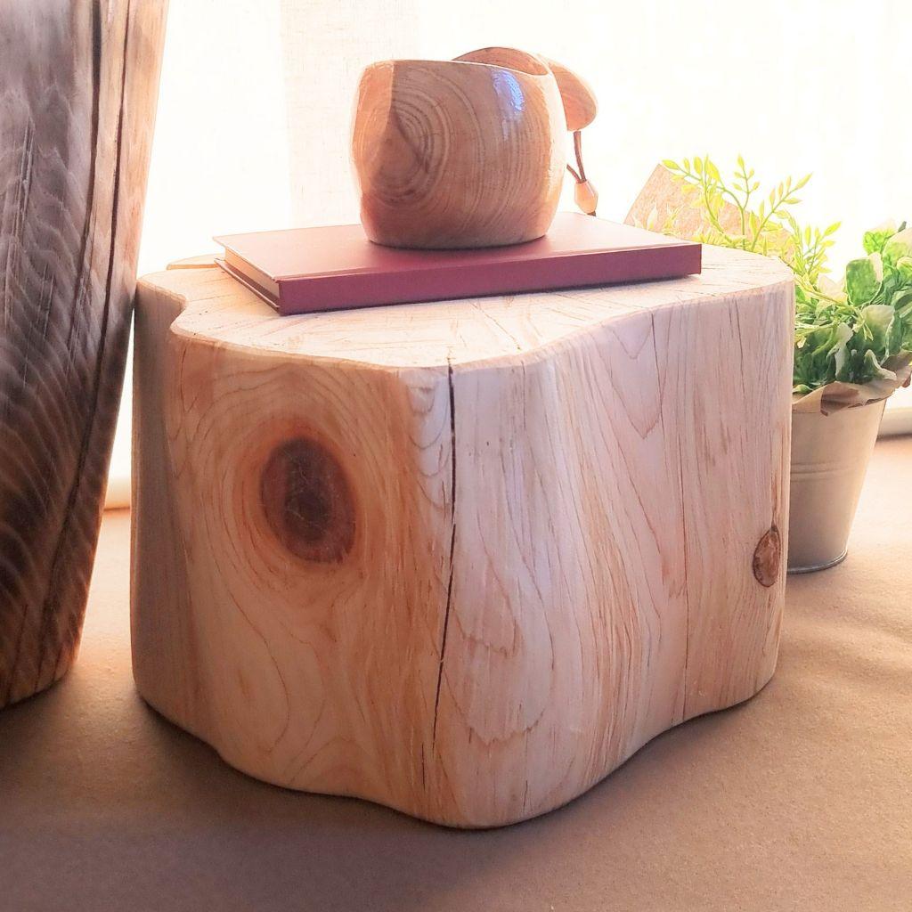 【セール品】節のあるナチュラルウッドの切株テーブル 木の温もりとひのきの香り
