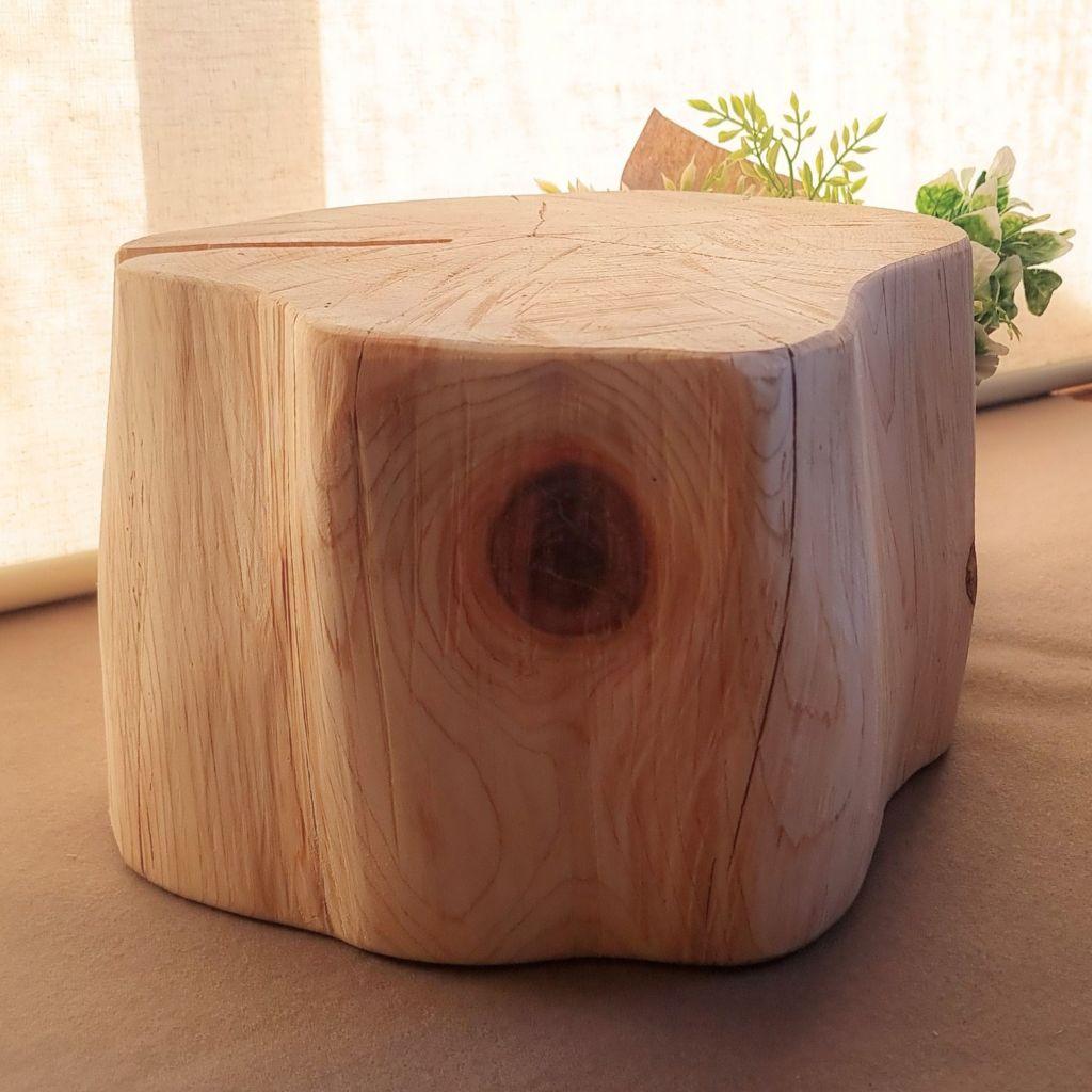 【セール品】節のあるナチュラルウッドの切株テーブル 木の温もりとひのきの香り