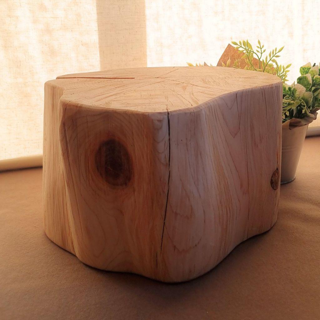 【セール品】節のあるナチュラルウッドの切株テーブル 木の温もりとひのきの香り