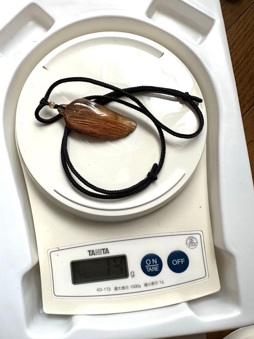 ブラウンルチル石葉っぱ型ペンダント