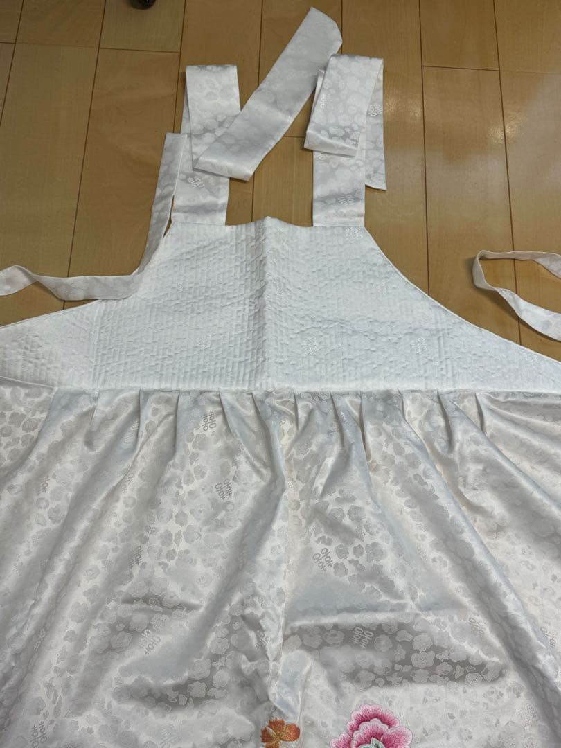 韓国・花柄刺繍ホワイトエプロン